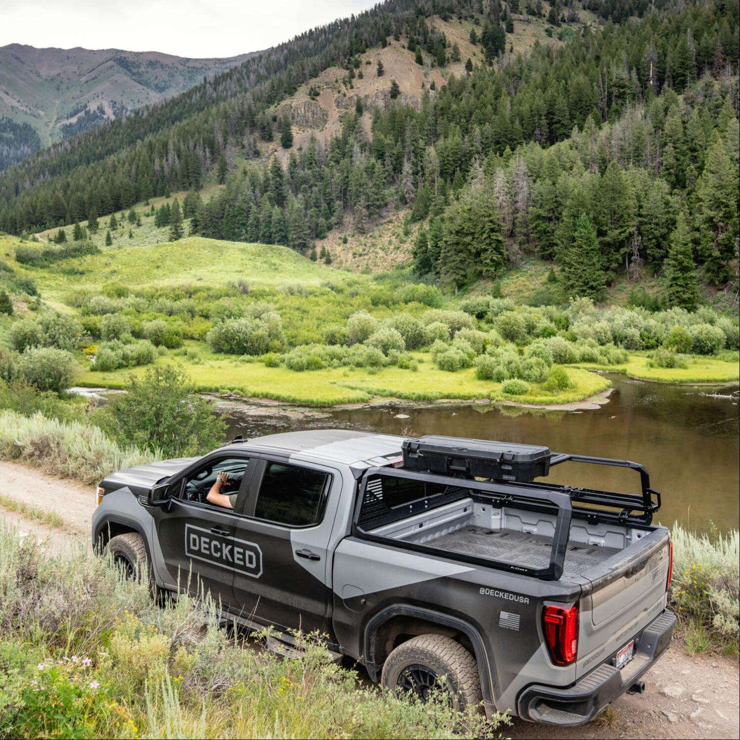 A DECKED truck with a black Honcho D-co Case mounted to a roof rack.