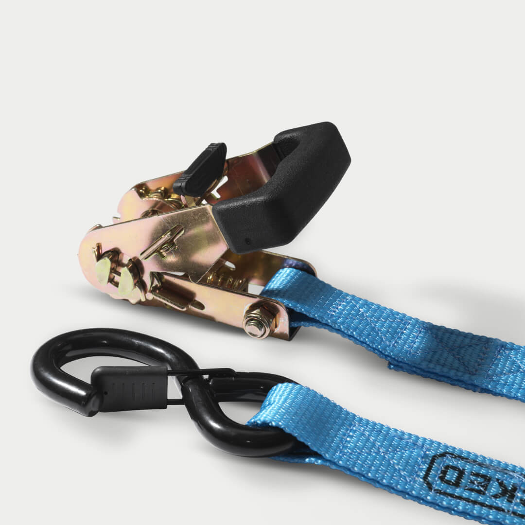 Closeup of the crank and hook on a blue ratchet strap
