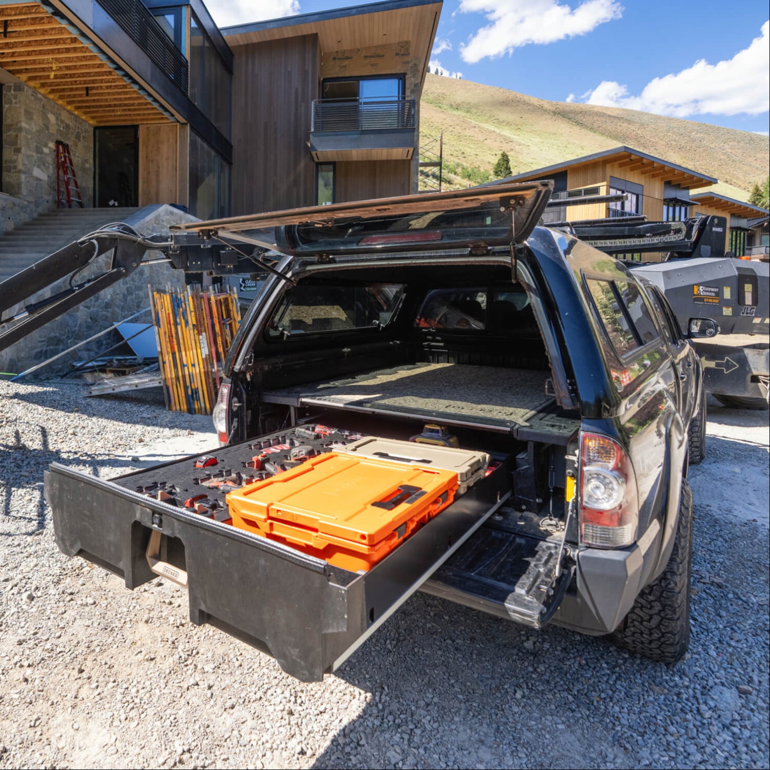 Tools and D-co cases neatly organized next to the Piecekeeper PuzzleFoam inside of a midsize DECKED Drawer System.