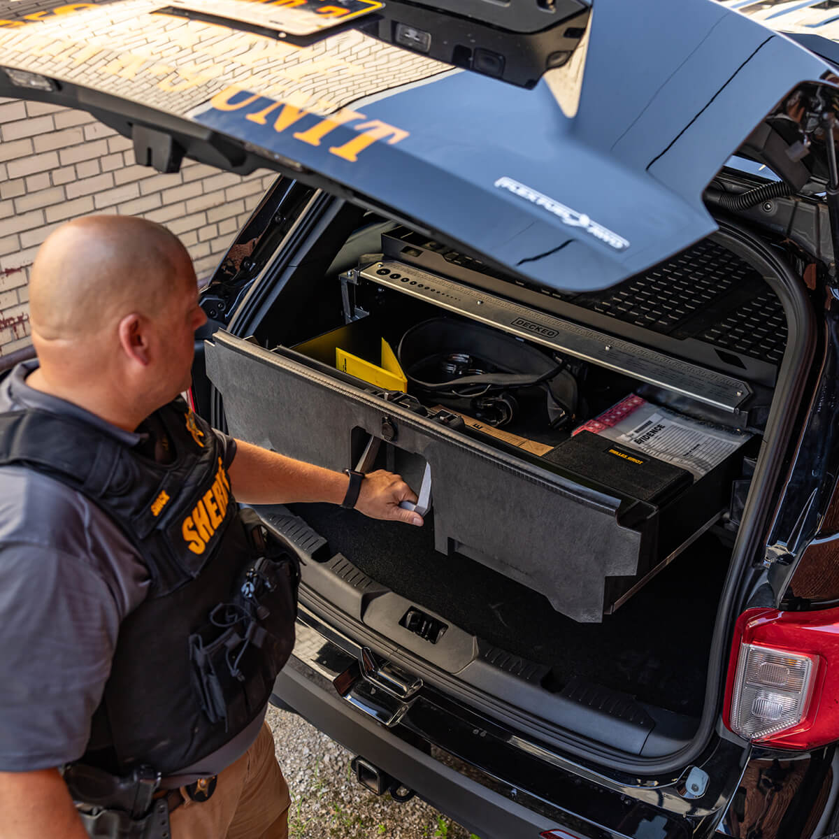 DECKED police vehicle storage system featured in Fleet Maintenance article