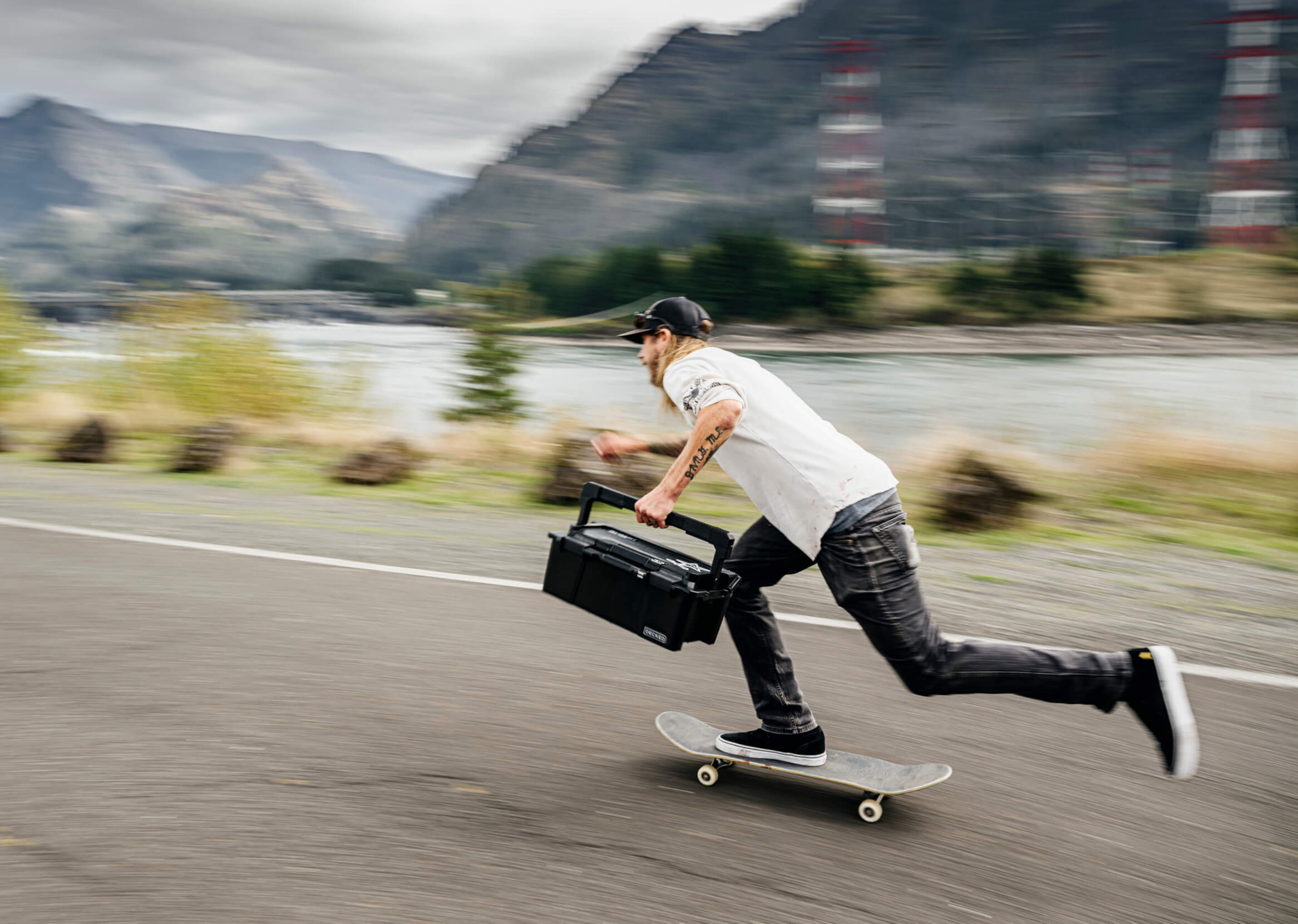 David Gravette zooming on his skateboard holding onto his Sixer D-co Case.