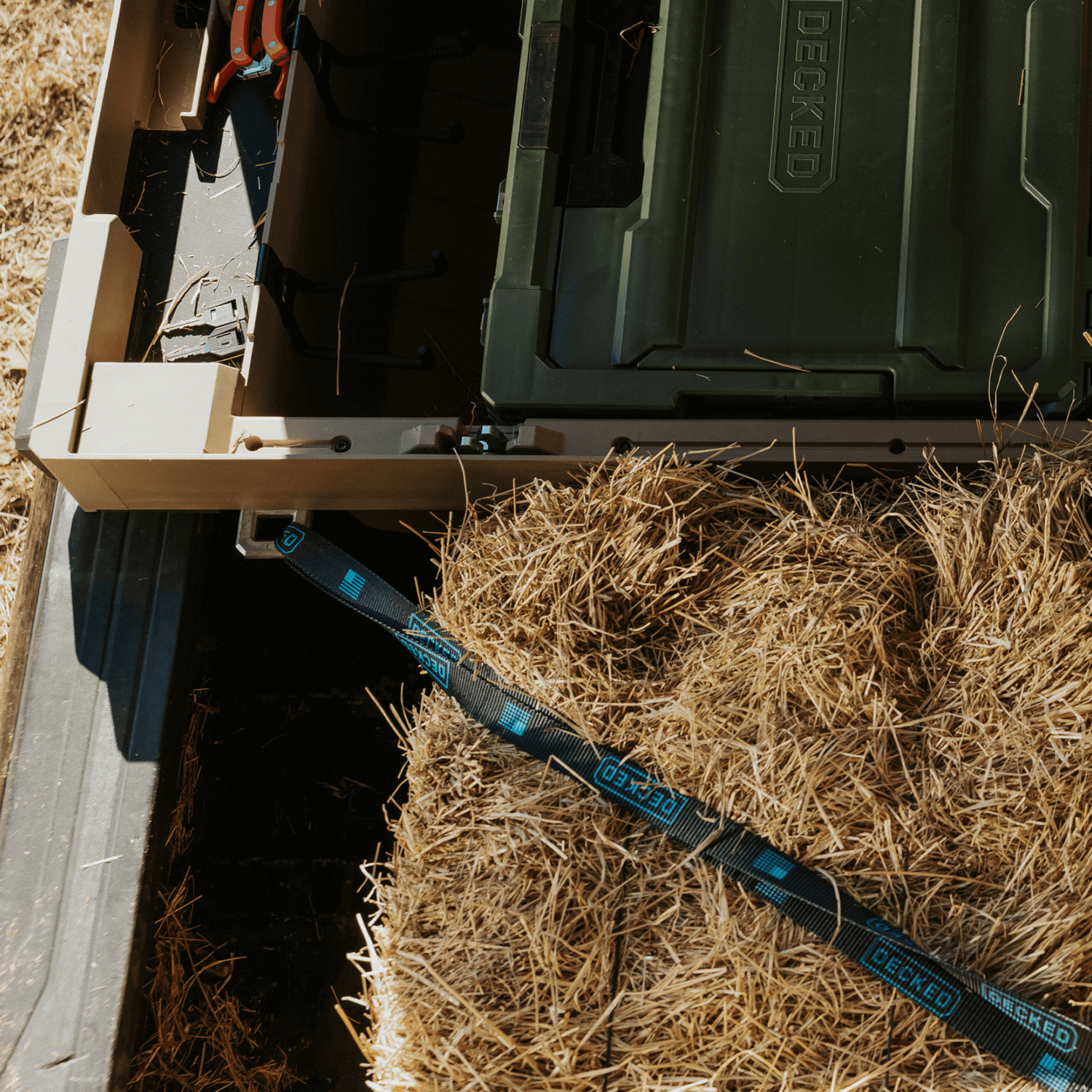 Fender Dirt Too Box a black strap strap attached to the D-ring Tie Down.